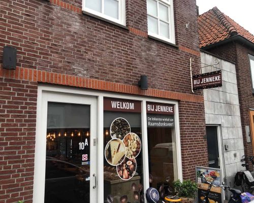 Ingang winkel 'Bij Jenneke' ingericht met steigerhouten toonbanken