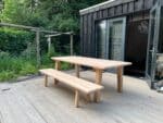 Douglas tafel Hugo met schuine houten poten
