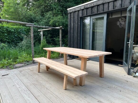Douglas tafel Hugo met schuine houten poten