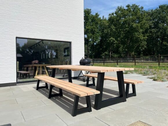 Tuintafel Oscar douglashout met stalen trapezium poten