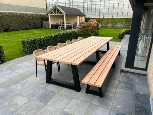 Tuintafel Oscar douglashout met stalen trapezium poten