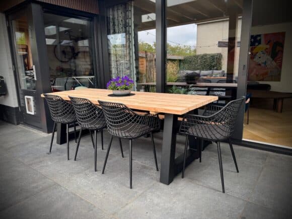 Tuintafel Oscar douglashout met stalen trapezium poten