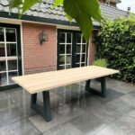 Tuintafel Oscar douglashout met stalen trapezium poten