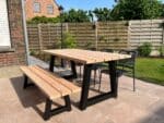 Tuintafel Oscar douglashout met stalen trapezium poten