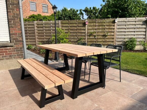 Tuintafel Oscar douglashout met stalen trapezium poten