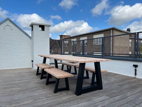 Tuintafel Oscar douglashout met stalen trapezium poten