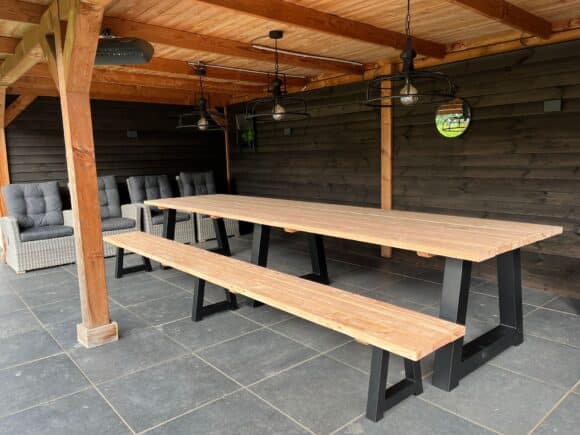 Tuintafel Oscar douglashout met stalen trapezium poten
