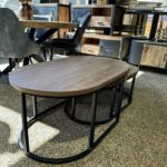 Zijaanzicht mangohouten salontafel set Chase