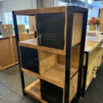 Mangohouten kast Potan met zwarte deuren