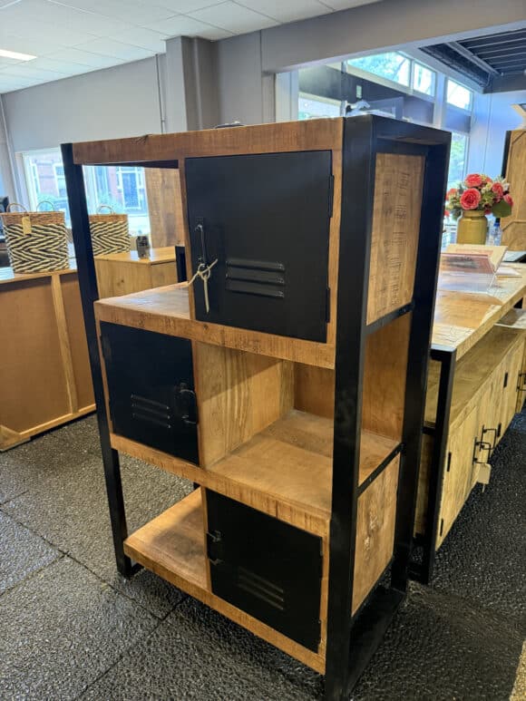 Mangohouten kast Potan met zwarte deuren