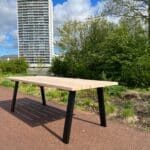 Douglashouten tuintafel Ronse met schuine stalen poten