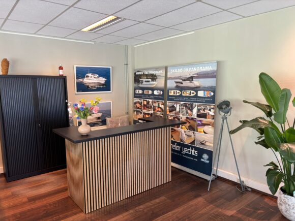 Eikenhouten toonbank Victoria met akoestische panelen