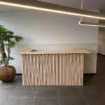 Eikenhouten toonbank Elodie met akoestische panelen