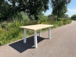 Douglashouten tuintafel Raven met schuine poten