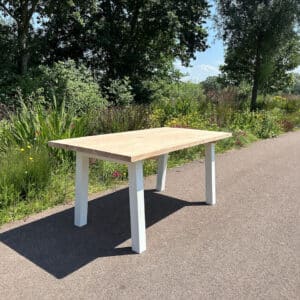 Douglashouten tuintafel Raven met schuine poten