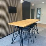 Eikenhouten statafel Harold met stalen vlinderpoten