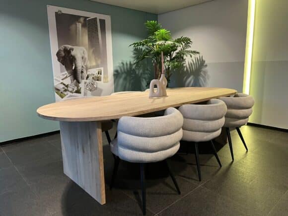 Eikenhouten tafel Sterre met halfrond blad