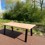 Douglashouten tuintafel Loiza met stalen schuine poten