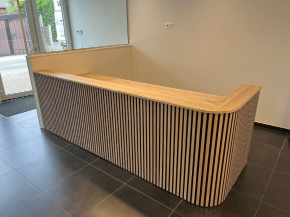 Eikenhouten toonbank Hailey met akoetische panelen