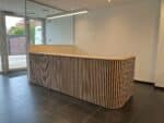 Eikenhouten toonbank Hailey met akoetische panelen