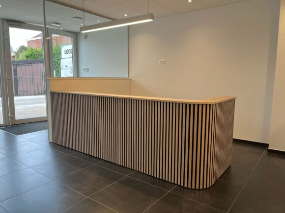 Eikenhouten toonbank Hailey met akoetische panelen