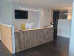 Eikenhouten toonbank Hailey met akoetische panelen