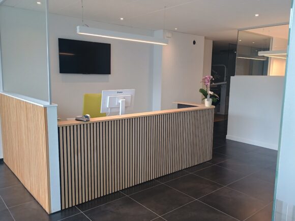 Eikenhouten toonbank Hailey met akoetische panelen