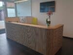 Eikenhouten toonbank Hailey met akoetische panelen