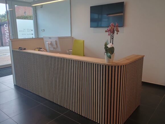 Eikenhouten toonbank Hailey met akoetische panelen