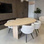 Eikenhouten kiezelvormige tafel Amalia