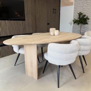 Eikenhouten kiezelvormige tafel Amalia