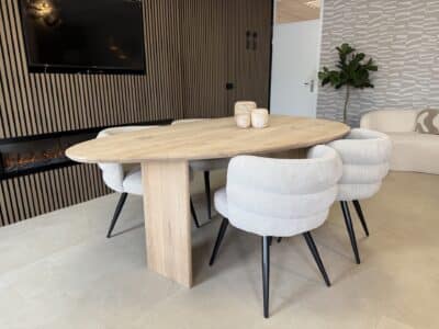 Eikenhouten kiezelvormige tafel Amalia