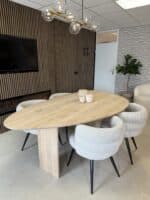 Eikenhouten kiezelvormige tafel Amalia