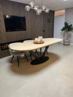 Eikenhouten tafel Irene met ovale voetplaat en halfrond blad